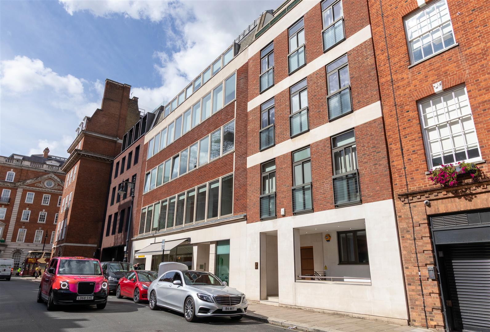 2 bed property in Mount Row, Mayfair